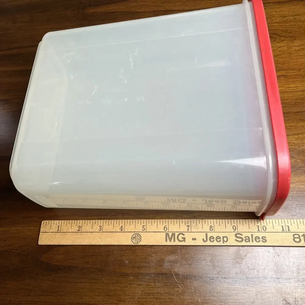 Rubbermaid 7N04 Red 21.1 Cup 5L Dry Food Storage Container with Lid Vintage